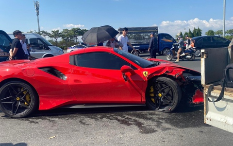 Sau tai nạn, người đàn ông trên siêu xe Ferrari bình tĩnh gọi điện rồi rời đi