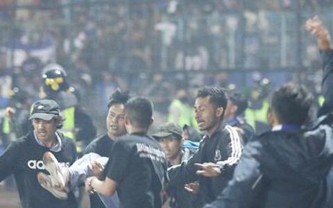 Vụ bạo loạn sân cỏ ở Indonesia: Xử lý hàng loạt cảnh sát địa phương