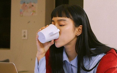 4 kiểu uống nước âm thầm phá hủy thận của bạn