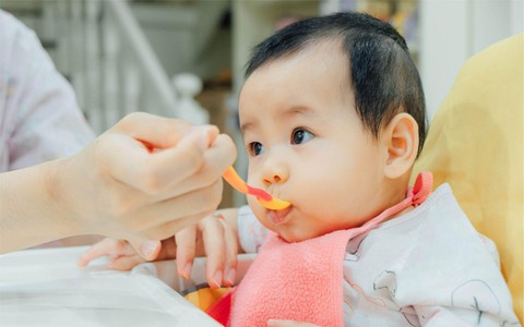 Vì sao trẻ nên ăn bột ngọt trước khi chuyển sang bột mặn trong thời kỳ đầu ăn dặm?