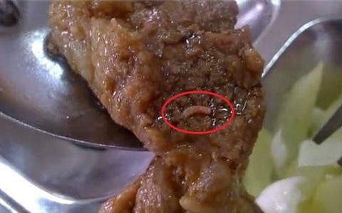 Hà Nội: Học sinh nghi thịt gà có dòi, nhà trường xác minh