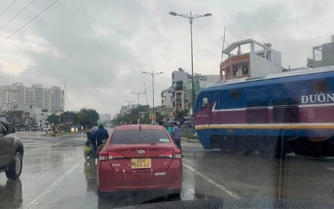 Lộ lý do vụ gác chắn không hạ, tàu vào ga Sài Gòn phải dừng khẩn cấp