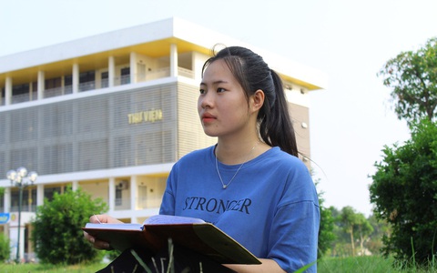 Cô nữ sinh đi làm công nhân kiếm tiền vào giảng đường