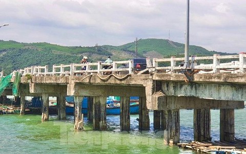 Cầu rệu rã sắp sập, người dân vẫn buộc phải... đi qua!