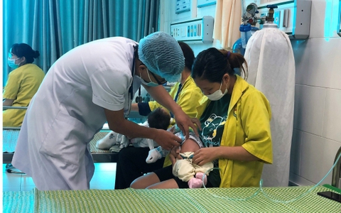Tiếp tục giám sát các trường hợp mắc bệnh viêm đường hô hấp cấp tại Trường Mầm non xã Nam Hà