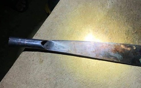 Sau khi chém chết hàng xóm, phủ chăn lên thi thể rồi tới công an tự thú