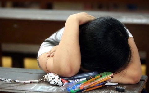 Nếu trẻ ngày nào cũng học đến 11 - 12 giờ đêm mà điểm số vẫn kém, hãy làm theo cách này