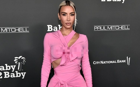 Kim Kardashian mặc đầm diêm dúa dự sự kiện