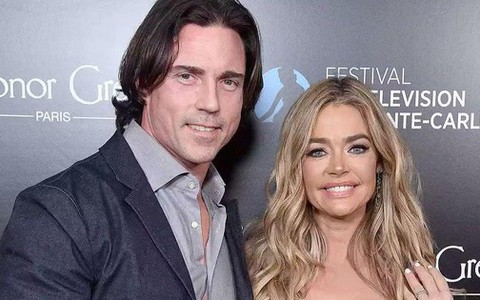 vợ chồng Denise Richards bị tấn công - Đọc báo, tin tức mới nhất 24h qua -  Afamily