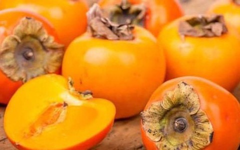 Chảy máu dạ dày, nhập viện cấp cứu sau khi ăn hồng giòn lúc đói