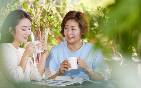 Mẹ chồng mang ra 4 cuốn sổ đỏ và đề nghị con dâu nghỉ việc
