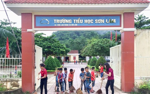 Khởi tố phụ huynh xách dao vào trường đe dọa, bắt hiệu trưởng quỳ xin lỗi