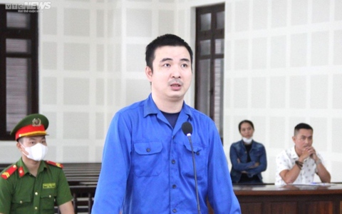 Ghen tuông, người đàn ông lái ô tô tông vợ cũ và bạn trai