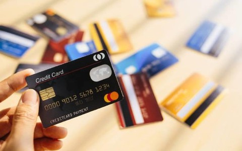 Người dùng thẻ tín dụng chú ý: Lãi suất bắt đầu tăng mạnh