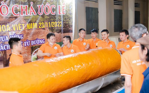 Cận cảnh chế biến ống chả quế dài 4m, nặng 180kg tại làng giò chả Ước Lễ chào mừng Ngày Di sản Việt Nam