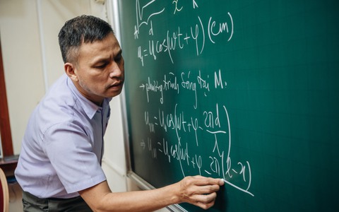 Huyền thoại dạy Lý - thầy Dương Văn Cẩn: "Môn Lý như cafe đen, đắng nên khó uống nhưng uống nhiều sẽ quen, không có lại nghiện"