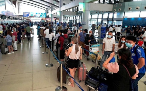 Vé máy bay Tết Quý Mão 2023 tăng "chóng mặt", nhiều đường bay hết chỗ