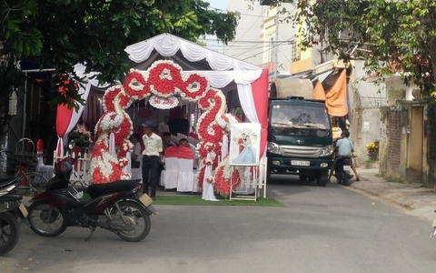 Dựng rạp cưới giữa đường khác gì thỏa hiệp với thần chết