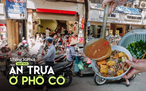 Có một con phố dài chưa tới 200m nhưng tới giờ trưa dân văn phòng khắp nơi đều tụ về, mỗi người chia nhau từng ô gạch mới có chỗ ăn