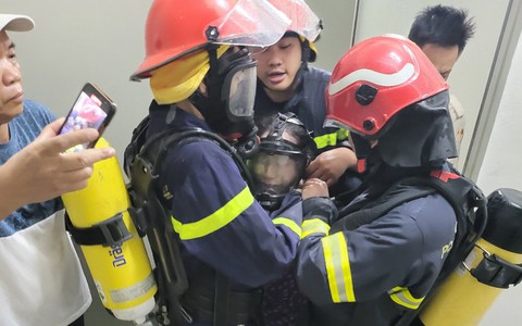 Hà Nội: Cháy chung cư Victoria Văn Phú, cảnh sát cứu 2 người mắc kẹt
