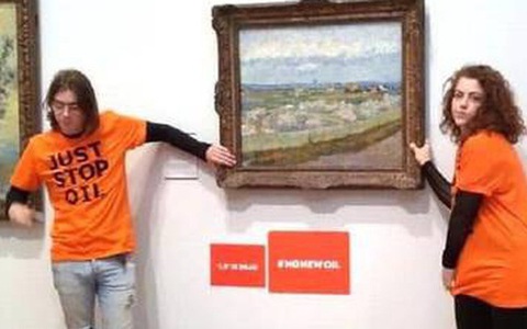 Hai nhà hoạt động môi trường phá hoại tranh của Van Gogh bị kết án