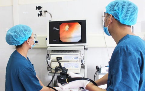 Bé 19 tháng tuổi suy hô hấp nguy kịch do... mảnh hạt lạc rơi vào phế quản