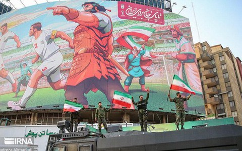 Cách Iran ăn mừng chiến thắng: đi bão bằng ôtô, phát kẹo, lính đặc nhiệm phất cờ trên xe bọc thép