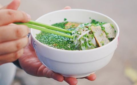 Dừng chân ở xứ Nẫu, thưởng thức bánh canh hẹ nức tiếng dành cho hội yêu màu xanh