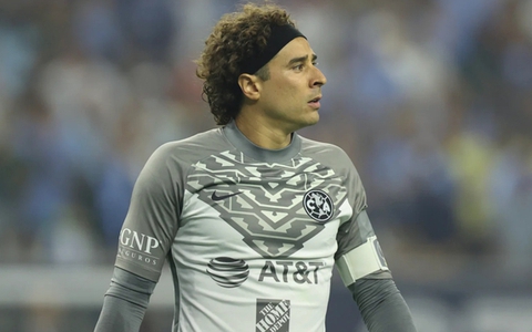 Guillermo Ochoa: "Người nhện" của các kì World Cup, ngang hàng với Messi và Ronaldo về số lần tham dự ngày hội bóng đá lớn nhất hành tinh, là cổ đông của "kì lân" 4 tỉ USD đầu tiên trong lịch sử Mexico