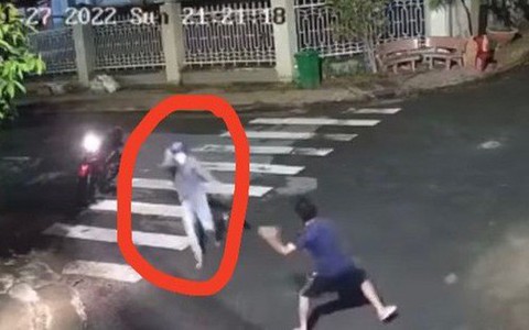 CLIP: Người phụ nữ bị tên cướp dùng dao cứa cổ trên đường phố Biên Hòa