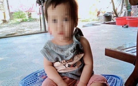 Phát hiện bé gái bị bỏ lại bên đường kèm lời nhắn nhờ nuôi giúp
