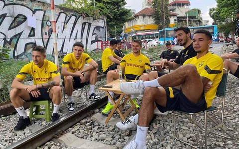 Hà Nội: Xác minh thông tin cầu thủ CLB Dortmund ngồi cà phê đường tàu