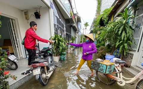 Cảnh chật vật sống chung với nước ngập cả tuần của người dân ở TP.HCM