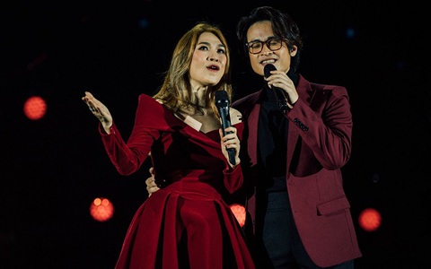 Mỹ Tâm gục đầu khóc bên vai Hà Anh Tuấn trong liveshow Tri Âm