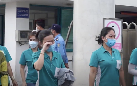 Video xúc động: Lời chia tay của những công nhân công ty Tỷ Hùng trong giờ tan ca cuối cùng