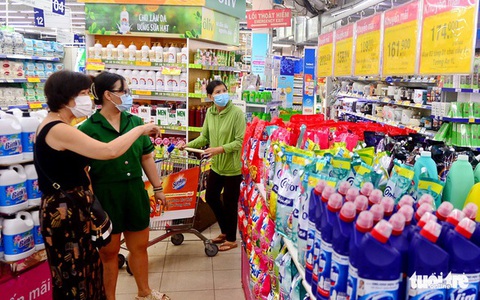 Nhiều siêu thị ồ ạt giảm giá kéo sức mua