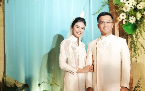 Đám cưới Hoa hậu Ngọc Hân: Chú rể tặng quà bất ngờ trên sân khấu