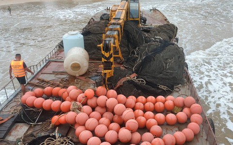 Có gì trên chiếc tàu sắt tiền tỉ, không người lái dạt vào bờ biển Quảng Trị?