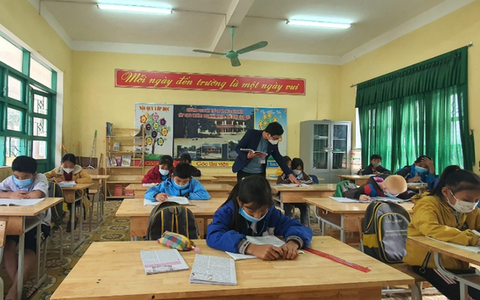 Học sinh Quảng Bình tiếp tục được miễn học phí