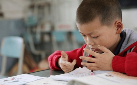 Nhiều bố mẹ mắc 1 sai lầm kinh điển khiến con chưa chính thức đi học đã khóc thét sợ đến trường