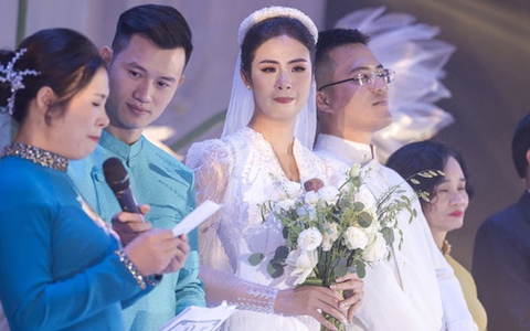 Hoa hậu Ngọc Hân nức nở khi nghe lời dặn dò của mẹ trong đám cưới