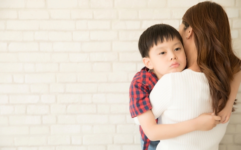 Nhìn con ăn bát mì tôm nở bung bét mà nước mắt tôi rơi lã chã