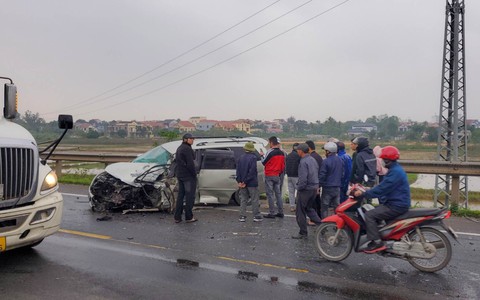 Xe khách giường nằm lao xuống ruộng, hành khách hoảng loạn kêu cứu