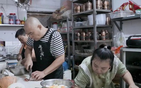 Quán 'lẩu im lặng' với đội ngũ phục vụ là người khiếm thính