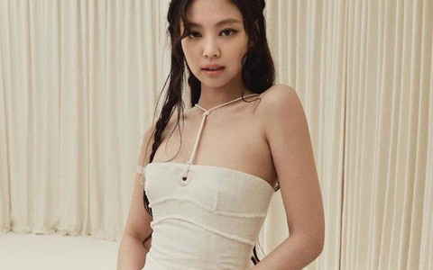 Jennie đốt mắt netizen với sắc vóc gợi cảm, khoe trọn bờ vai mắc áo trứ danh ở show Jacquemus