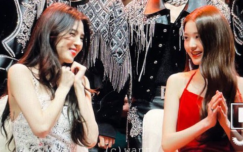 Khung hình hot nhất AAA: Han So Hee đẹp phát sáng nhưng cũng phải phản ứng như thế này trước Jang Won Young
