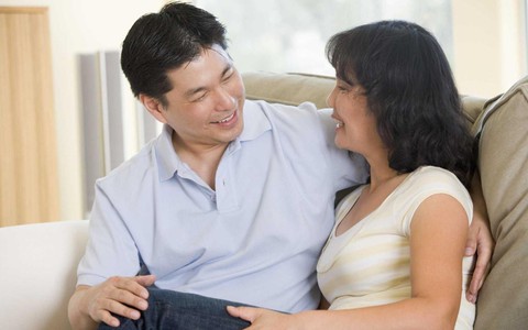 Tôi đã khóc khi chồng đưa tháng lương đầu tiên cho vợ sau 17 năm chung sống