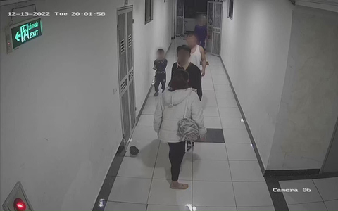Nam thanh niên hành hung trẻ em do "đè nút đóng cửa thang" gây bức xúc