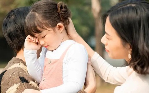 Con gái 10 tuổi bấm chuyển khoản nhầm 100 triệu đồng, cách xử lý của mẹ quá tinh tế