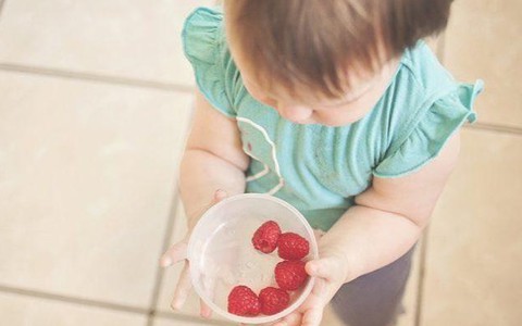 Cách khơi dậy và nuôi dưỡng bản năng vị tha ở trẻ